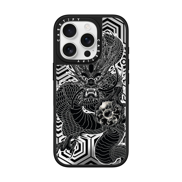 Gabe Shum x CASETiFY iPhone 16 Pro ケース Silver on Black ミラーケース MagSafe対応 King of the Dragons Back to School Gabe Shum x CASETiFY iPhone 16 Pro ケース Silver on Black ミラーケース MagSafe対応 King of the Dragons Back to School