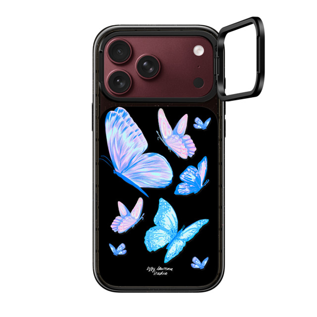 Izzy Lawrence Studio x CASETiFY iPhone 18 Pro Max �P�[�X Yes Glossy Black �C���p�N�g�����O �X�^���h�P�[�X - �O���[�Y Butterfly